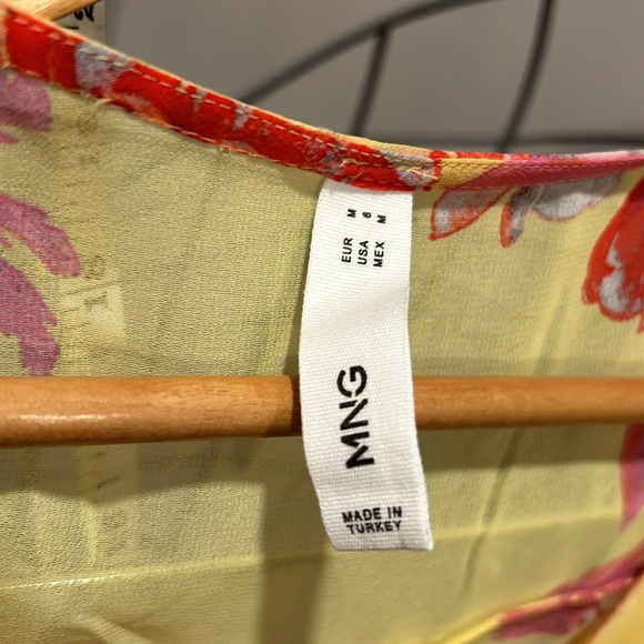 Nice blouse 🌺 - Picture 4 of 5